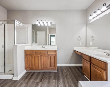 701 Crestwood Ln - Photo Thumbnail 6