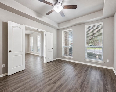 701 Crestwood Ln - Photo Thumbnail 7