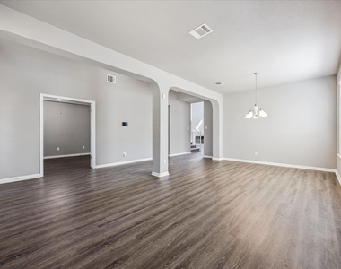 701 Crestwood Ln - Photo Thumbnail 2