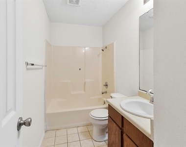 1907 W Loop #b - Photo Thumbnail 3