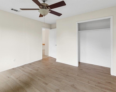 1907 W Loop #b - Photo Thumbnail 4