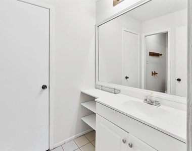 1907 W Loop #b - Photo Thumbnail 8
