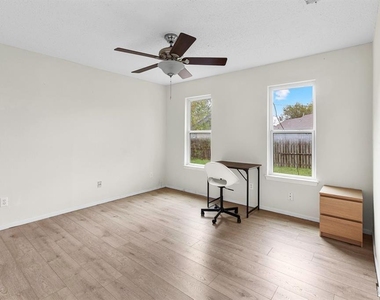 1907 W Loop #b - Photo Thumbnail 6