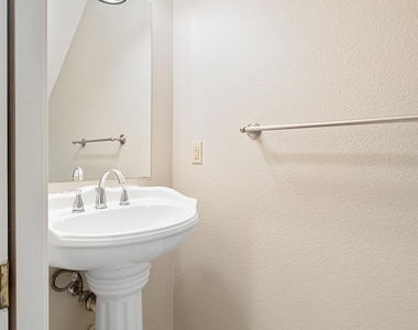 1005 Canyon Edge Dr - Photo Thumbnail 4