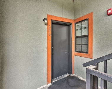 420 N Pleasant Valley Rd - Photo Thumbnail 15