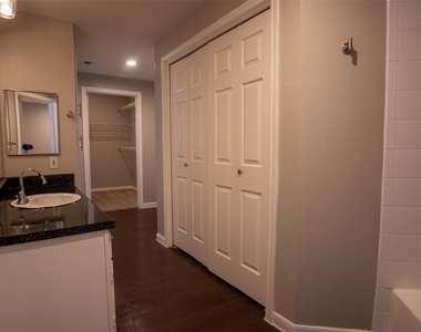 2320 Gracy Farms Ln - Photo Thumbnail 11