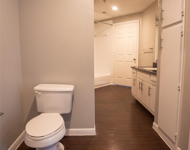2320 Gracy Farms Ln - Photo Thumbnail 14
