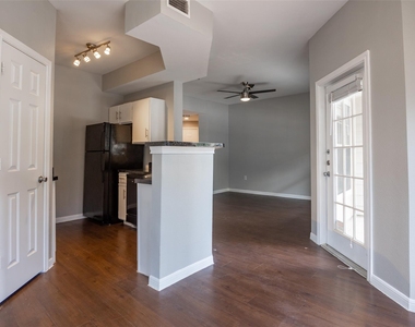 2320 Gracy Farms Ln - Photo Thumbnail 5