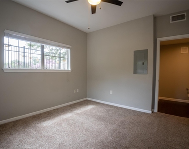 2320 Gracy Farms Ln - Photo Thumbnail 10