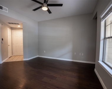 2320 Gracy Farms Ln - Photo Thumbnail 2