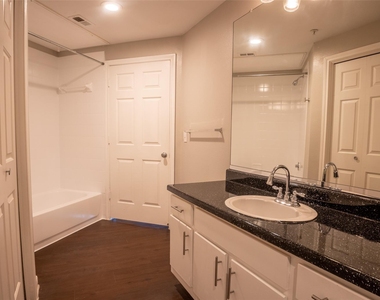 2320 Gracy Farms Ln - Photo Thumbnail 12
