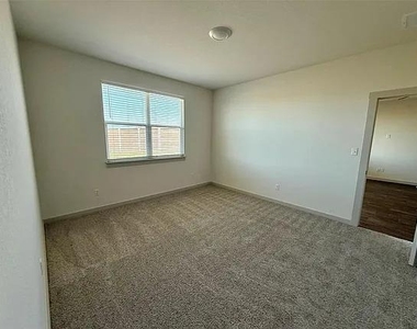 400 Barton Creek Ln - Photo Thumbnail 9