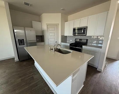 400 Barton Creek Ln - Photo Thumbnail 4