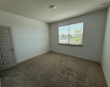 400 Barton Creek Ln - Photo Thumbnail 7