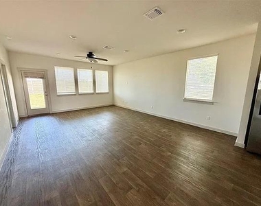 400 Barton Creek Ln - Photo Thumbnail 1
