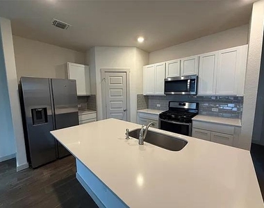 400 Barton Creek Ln - Photo Thumbnail 5