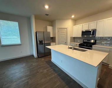 400 Barton Creek Ln - Photo Thumbnail 2
