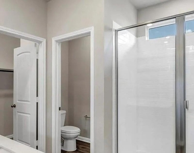 400 Barton Creek Ln - Photo Thumbnail 10