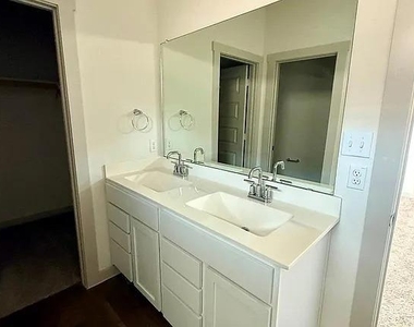 400 Barton Creek Ln - Photo Thumbnail 8
