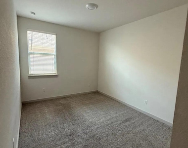 400 Barton Creek Ln - Photo Thumbnail 12