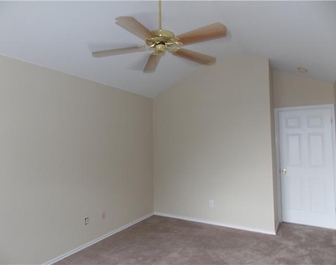 6726 Windrift Way - Photo Thumbnail 10