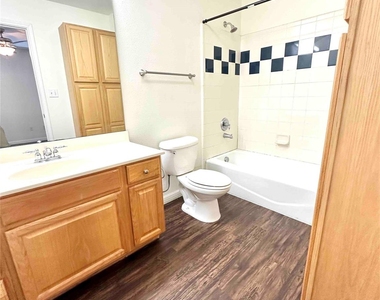 6900 E Riverside Dr - Photo Thumbnail 11