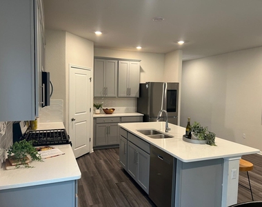 929 Main St - Photo Thumbnail 4