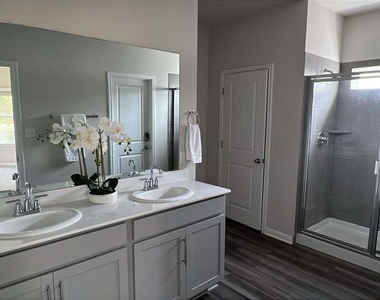 929 Main St - Photo Thumbnail 8