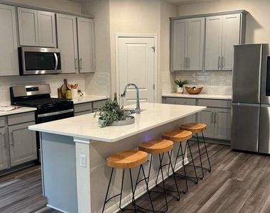 929 Main St - Photo Thumbnail 7