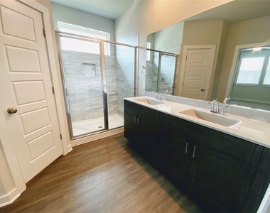 111 Dedina Dr - Photo Thumbnail 10