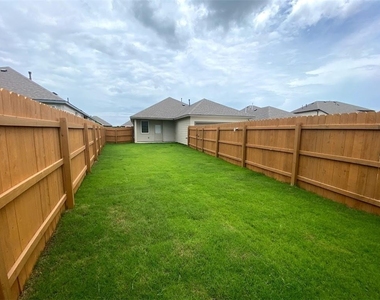 111 Dedina Dr - Photo Thumbnail 20