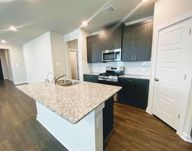 111 Dedina Dr - Photo Thumbnail 6