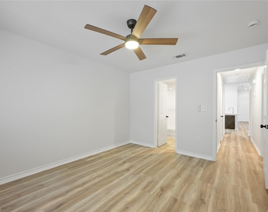 3407 Blumie St - Photo Thumbnail 9