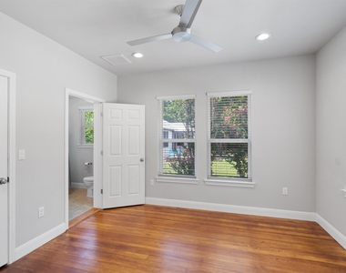 1102 Woodland Ave - Photo Thumbnail 9