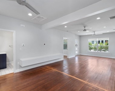 1102 Woodland Ave - Photo Thumbnail 4