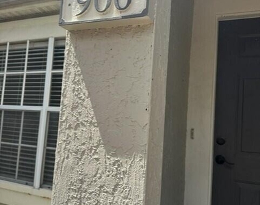13700 Richmond Park Drive N - Photo Thumbnail 2