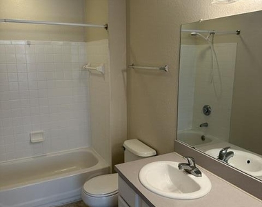 13700 Richmond Park Drive N - Photo Thumbnail 13