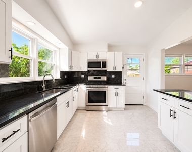 406 Sunset Drive - Photo Thumbnail 4
