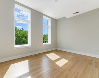 3208 N Southport Avenue - Photo Thumbnail 8