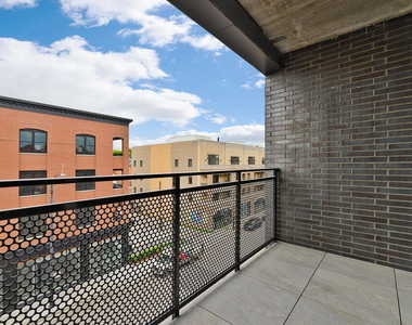 3208 N Southport Avenue - Photo Thumbnail 7
