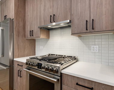 3208 N Southport Avenue - Photo Thumbnail 2