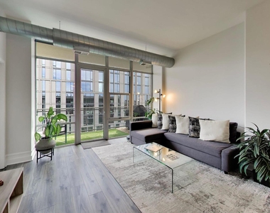 901 W Madison Street - Photo Thumbnail 3