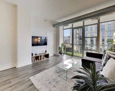 901 W Madison Street - Photo Thumbnail 4