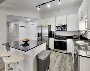 901 W Madison Street - Photo Thumbnail 10