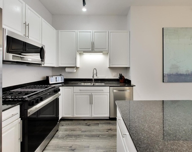 901 W Madison Street - Photo Thumbnail 9