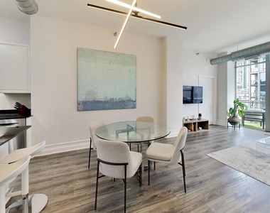 901 W Madison Street - Photo Thumbnail 5