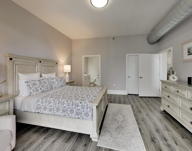 901 W Madison Street - Photo Thumbnail 12