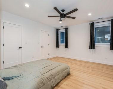 1535 W Estes Avenue - Photo Thumbnail 13