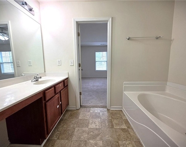 1908 Dilcrest Drive - Photo Thumbnail 16