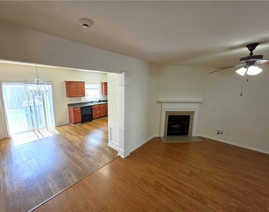 1908 Dilcrest Drive - Photo Thumbnail 4